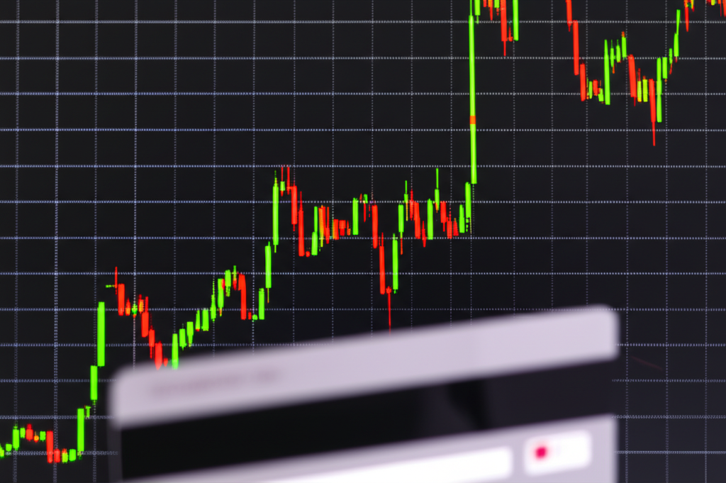 波動的加密貨幣市場圖表，前景為信用卡，呈現金融不確定性與資產價值不穩